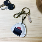 牛革で作った ぷっくりおにぎりキーホルダー 梅干し おむすび レバー式ナスカン バッグチャーム【郵便送料無料サービス】