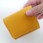 新作三つ折り財布