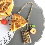 焼きたて！大きなアップルパイのバッグチャーム