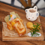素朴なクマのマグカップと、ホットサンドセット
