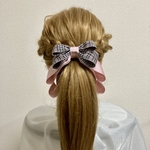 チェック柄の大人可愛い大きな揺れるヘアリボンポニーフック　くすみピンク
