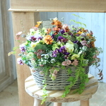 ふわっと溢れるお花たちのバスケット花束植えB