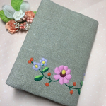 お花の刺繍のブックカバー