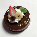 GOLDイニシャル入りチョコケーキのブローチ