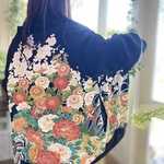 赤系のお花たちが咲き誇る金駒刺繍が入ったスカジャン　着物リメイク