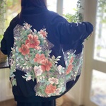 おしとやかの言葉が似合う金駒刺繍の入ったスカジャン　着物リメイク