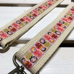 30mm幅・斜め掛けストラップ★生成りベルト×ピンク系マトリョーシカ刺繍のチロリアンテープ