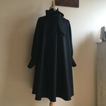 イタリア製ウール黒で作ったハイネックリボンフレアワンピース