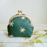 フォレストグリーンの刺繍がま口ポーチ