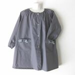 前あきスモック　グレー＋白ステッチリボン女の子　巾着付　90～160