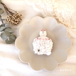 【ミニサイズ】お花いっぱい白うさぎちゃんのブローチ