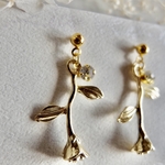 薔薇のアンティークピアス　ガラスビジュー