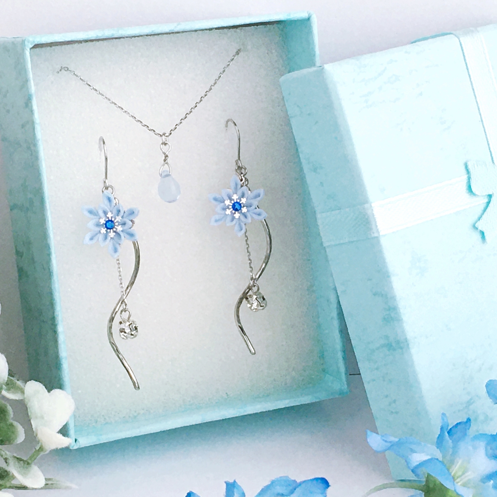 ハンドメイド 星と雪の結晶 ピアス ハンドメイド 星と雪の結晶 ピアス