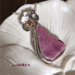ルビーの原石と銀で作ったハマナスの花のペンダント