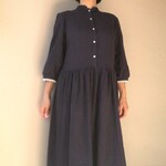 紫紺のオーソドックスな大人の女性のためのワンピースを１枚　コットンリネン