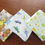 ミニサイズお名前スタンプ押 します♪名前タグ付4重ガーゼハンカチセット