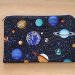 宇宙柄のフラットポーチ