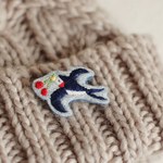 木の実を運ぶツバメの手刺繍ブローチ