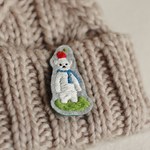 シロクマとりんごの刺繍ブローチ