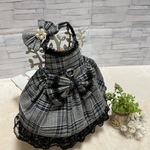 黒のチェックのワンピース