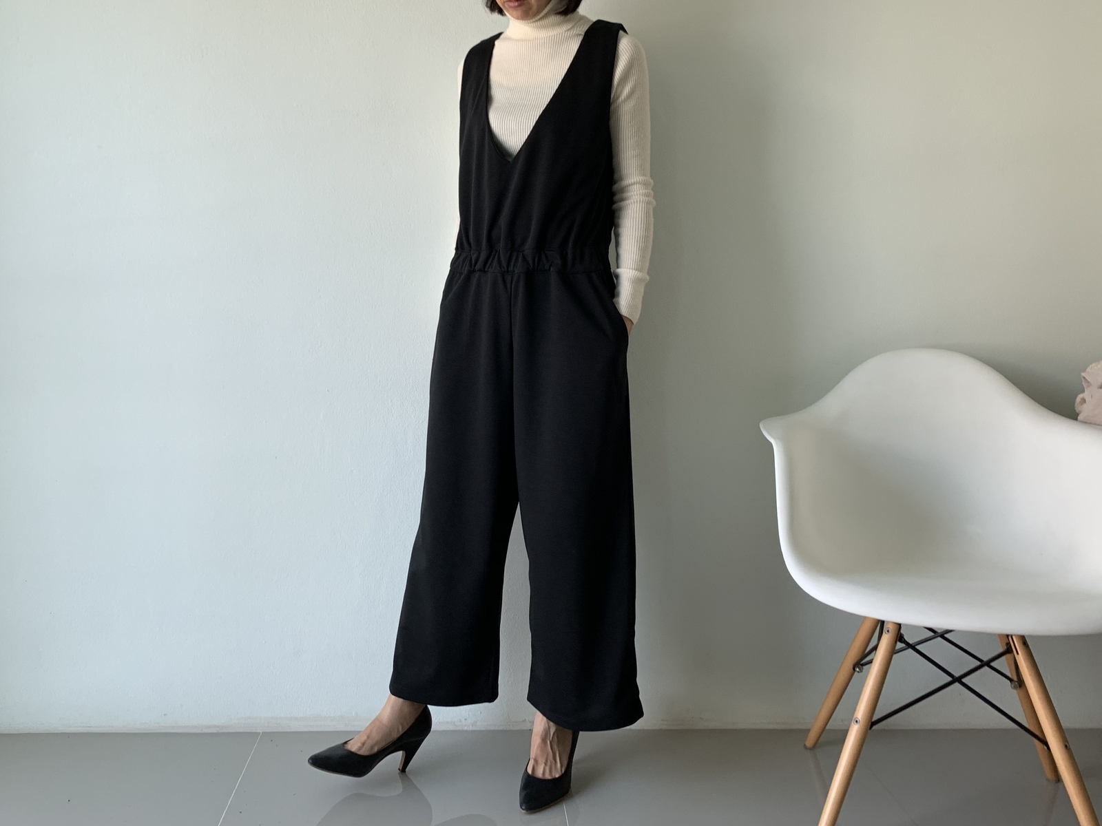 締め付けゼロなのに、綺麗な立体感を出すブラウジングサロペット。 ポンチ素材。黒色。オールインワン。 パンツ
