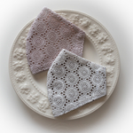 🆕 秋冬☆美人マスク　花柄刺繍生地＊スモークピンク・ホワイトベージュ／裏地:高島ちぢみ　快適、息がしやすい！