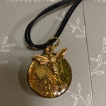 和柄蜂のネックレス
