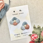 おはな（ネイビー）　::ビーズ　刺繍　ビーズ刺繍　樹脂　樹脂イヤリング　アレルギー対応　花　パール　大ぶり::