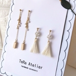 【2ペアセット】ウッドパーツとパールのロングチェーン&パールボールとタッセルのピアス/イヤリング（ホワイト）