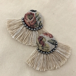 フリンジたっぷりくるみボタンピアス