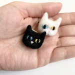 オッドアイ黒猫白猫ブローチ