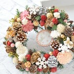 森のリース８　ピンクの花・千日紅とりんご　NO.2　リスマス：オーナメント　トナカイ　雪の結晶　木の実　　