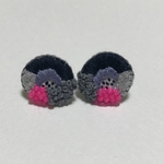 刺繍ピアス　ネオンピンク