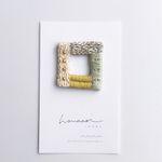 シカクブローチ　刺繍　　ハナアオイ　スクエア　刺繍ブローチ　シンプル