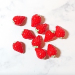 【素材】立体イチゴ🍓のプラパーツ 10個
