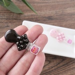 瓶から飛び出る板チョコ　ブローチ