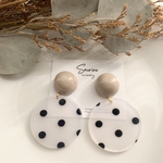 くすみベージュ×ドットピアス／イヤリング