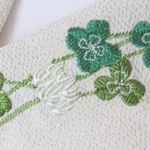 四葉のクローバーがさりげない刺繍半襟