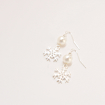 【再販】雪の結晶とコットンパールの冬ピアス◎シルバー