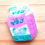 ユニーク　レトロ　牛乳パック　イチゴ　ブローチ　
