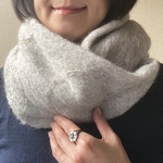刺繍のふわふわスヌード（グレー）