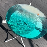 エメラルドグリーンの海　ホワイトビーチワールド イルカとベイトフィッシュ ガラスサイドテーブル　海 〜Minamo〜