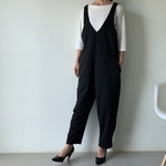 深めVと足元スッキリシルエットで美ラインを描くオールインワン。上から下まで綺麗な縦ライン。ポンチ素材。黒