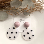 くすみピンク×ドットのポップピアス／イヤリング