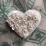 ビーズ刺繍のハートのブローチ💕