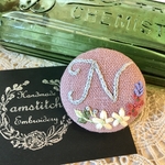 イニシャル リネン 刺繍 くるみボタン(N) 38mm くすみピンク