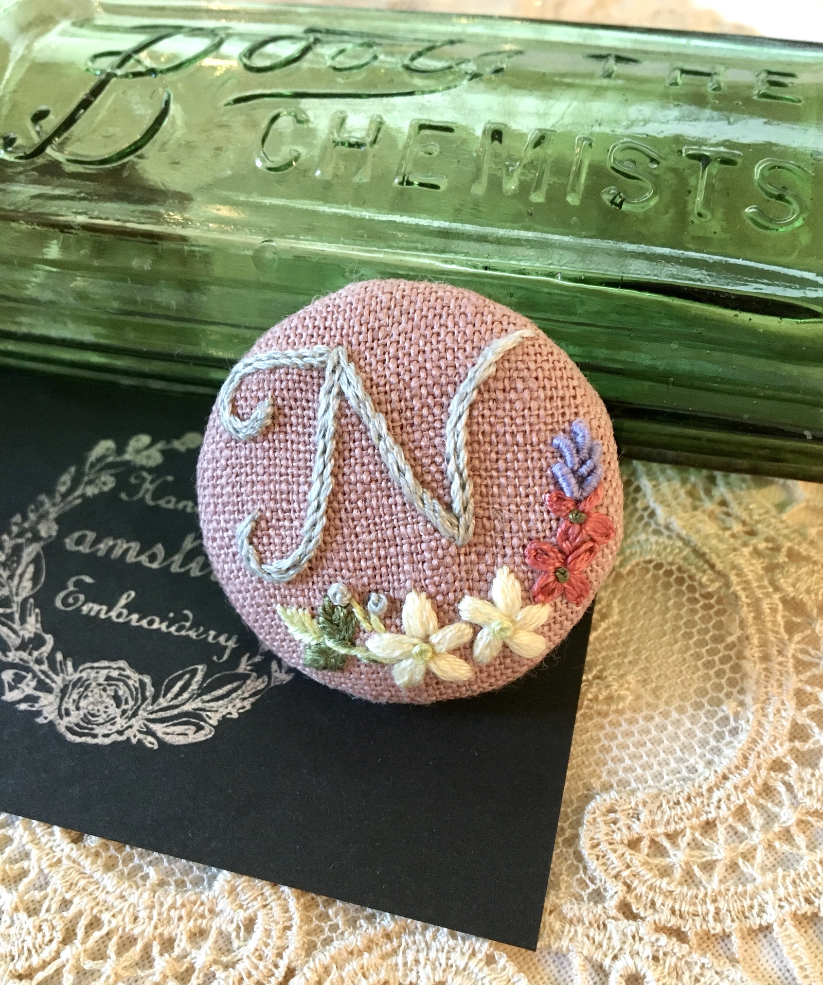 イニシャル リネン 刺繍 くるみボタン(N) 38mm くすみピンク イニシャル リネン 刺繍 くるみボタン(N) 38mm くすみピンク