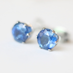 【再販】宝石質カイヤナイトのファセットカット・スタッドピアス（6mm・サージカルステンレス）