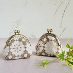リネンのレース刺繍のがま口アクセサリーポーチbiscuit  L  