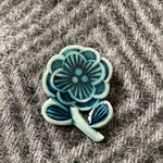 青いお花のブローチ